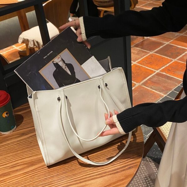 Large Capacity Totes Portable Light Luxury Shoulder Bag - Image 4