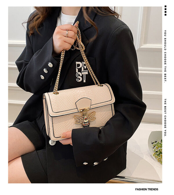 Fashionable Stylish Chain Shoulder Trendy Retro Messenger Bag - Image 3
