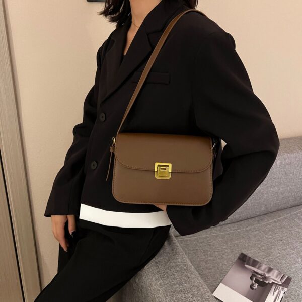 Elegant Women's Simple Messenger Bag - Image 2